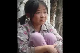 小女孩儿从小失去父母，家里只剩下看不见的奶奶相依为命