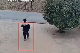 知道爸爸当天回家 孩子早早在家门口等待观望，看到爸爸回来 孩子开心的蹦蹦跳跳 ，孩子爸爸：“将近8个月的时间没有见面了”由于工作不固定 没办法将孩子带在身边 ，看到这再累 瞬间觉得一切都值得”#花式炫饺子视频封面