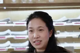 斜视不用手术？肉毒素治疗新突破！ 👉🏻 眼科医生公开斜视治疗四大攻略
姚静主任揭秘肉毒素注射、戴镜训练等非手术疗法，覆盖全年龄段斜视治疗方案！
1️⃣ 戴镜矫正：调节性内斜戴远视镜可完全矫正；近视外斜配镜能改善控制力；三棱镜缓解复视。
2️⃣ 视训康复：针对小度数斜视，散开/集合训练可强化眼肌协调，术后残留也能改善。
3️⃣ 肉毒素注射：1-3次注射可替代手术，尤其适合特定斜视类型，创伤小、恢复快！
⚠️ 手术指征：斜视＞15棱镜度或复视严重影响生活（如驾驶）需手术，但非绝对！ #医学科普  #斜视 #斜视手术 #斜视训练
