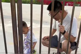 爸爸故意拿不到钱，来测试下儿子会怎么做？然而结果太让人意外了 #宝爸带娃  #这爷俩  #万万没想到  #家有萌娃欢乐多 #萌宝视频封面