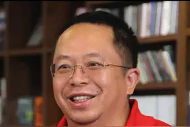 “别问人工智能结果，要学会与之争辩”  周鸿祎自曝自己如何用AI：我拉了群让50个大模型吵架视频封面