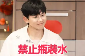 为何张杰演唱会禁止观众带瓶装水？本以为是主办方高价卖水，了解真相才知是我格局小了#张杰 #刘德华 #王心凌 #演唱会 #2025靠什么过年