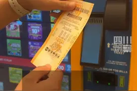 约合人民币127.45亿！当地时间9月7日，#美国开出近18亿美元彩票头奖  系美国彩票史上金额第二高大奖，两人将平分这笔奖金。据了解，“强力球”头奖中奖概率为2.922亿分之一。