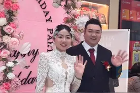 3月11日报道，河北沧州。95后新人在海底捞举办婚礼，火锅店配合做了婚礼策划和布置，门店：30桌花费15000元，客人很满意。#喜事 #震惊视频封面
