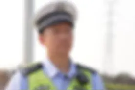 路口红灯，可以掉头吗？ 您来听听一位从警20多年的交警怎么说。#如世说视频封面