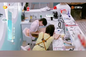 #中餐厅  宣传担当虞书欣制作菜单，翟潇闻闪现前来帮忙！搞清需求，迅速上手，产出完美！不愧为“天选助手”！姐弟俩一起忙碌的样子超级温馨。视频封面