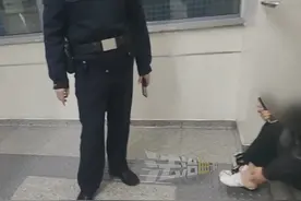 小姐姐下班着急回家 赶上晚高峰坐地铁崴了脚 一蹦一跳回家了（记者：李越）视频封面
