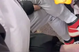 男生上课时低头#打瞌睡，上演睡觉版“飞流直下三千尺”。网友：做啥美梦呢#大学生日常 @抖音短视频 视频封面