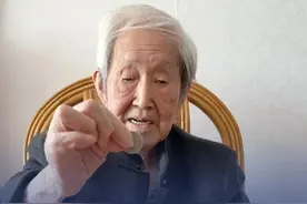 【#近距离看百岁漫画家表演魔术  ！李滨声：魔术让我知道，假的骗不了自己】视频封面