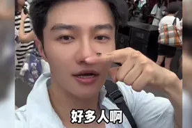 离了大谱！居然有人把苍蝇当宠物，他是怎么驯服的？