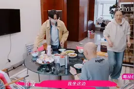 张维伊去丈母娘家非常拘谨，不敢大声叫妈，抢做早餐讨好董璇爸妈