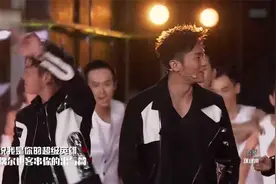 同样是身高168，迪丽热巴竟然矮杨颖一头，镜头移到脚上后明白了