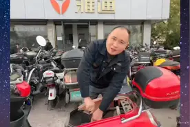 七八年都不用换电瓶的方法，电动摩托充电小技巧！视频封面