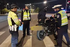男子街头“翘头”炫技 江夏交警快速查处图片