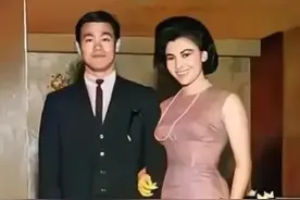 24岁的李小龙，跟美女合影时还略显羞涩，手都无处安放了图片