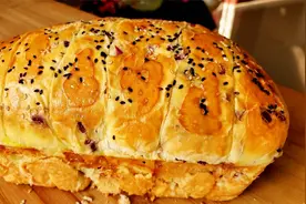 想吃面包自己在家做，不用烤箱不用黄油，松软拉丝，比买的还好吃