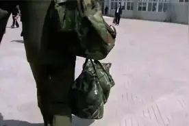 儿子带媳妇回家，怎料母亲很开心，直夸儿媳好看.视频封面