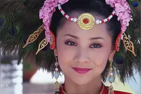 男人同一天迎娶两个老婆，丈夫却唯独宠爱小妾。视频封面