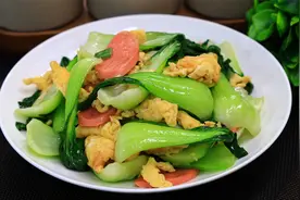 饭店的炒油菜为什么碧绿还入味，大厨教你一招，真是色香味俱全视频封面
