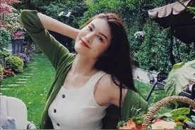皮肤偏黄、偏黑的女性，少穿黑白灰！多穿这3种“显白色”，真美图片