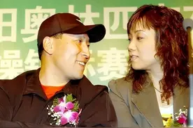李永波恋爱8年娶妻结婚，卸任教练后种榴莲，今身材发福两鬓斑白图片