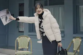 女人不管年纪多大，买羽绒服都要远离这3种颜色，显老气还low图片