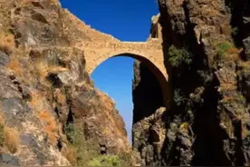 世界上最神秘的桥，没有桥墩已经站了400年，至今仍是个谜图片