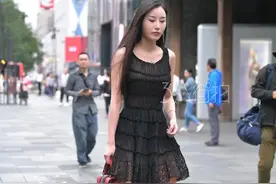 穿搭美图｜街拍灰色高跟鞋搭配高雅黑色长裙的冷艳气质小姐姐图片