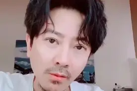 孙耀威：因一句钓鱼岛是中国的，惨遭封杀20年，45岁直播唱歌翻红图片