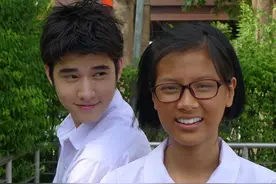 还记得泰国那个纯洁小水吗？眼里已经没了天真，穿着满是风尘图片