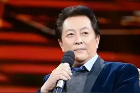 娱乐圈再曝大瓜，演员唐国强疑似移民美国，夫妻机场入境安检被拍图片