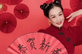 51岁钟丽缇新年拍写真扮嫩，扎双马尾戴金耳环，旗袍尽显丰满身材图片