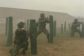 史上最残酷的学校，入学签生死状，训练用机枪扫射，毕业率仅2成图片