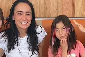 吴彦祖携妻女回国过暑假！45岁妻子素颜显老态，10岁女儿颜值抢镜图片