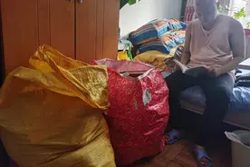 “希望儿子早归校园！”拾荒母为患癌儿子攒满两袋旧书图片