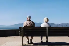 心理学家：人到中年，千万不要在朋友圈显摆这三样东西图片