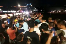 老人夜钓大鱼，引得上百路人观看，场面堪比闹市图片