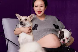 颜丹晨晒孕照引争议，挺巨肚与四只狗亲密接触，网民担心胎儿健康图片