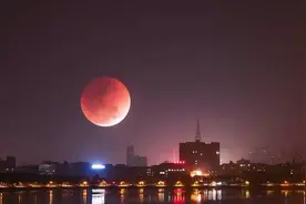 11月8日罕见“血月”再现，血月是如何形成的？月球为何会变红？图片