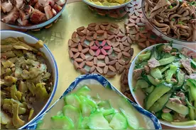 广西一女子做饭，6个人6个菜被网友吐槽，委屈回应：成本100元图片