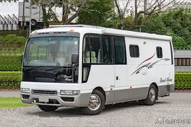 日产中巴改装房车，4.5升动力，双会客区，三张床睡下全家6口人图片