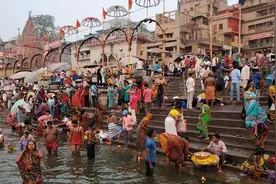 印度恒河水到底有多脏？河里撒骨灰，并且仍作为饮用水出售图片