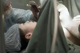 女主播大胆直播丰胸手术全过程，吸引11000人观看，揭露畸形审美图片