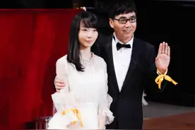 范明女儿长得真漂亮！穿一袭白裙随父亲走红毯，和爸爸有同款脸型图片