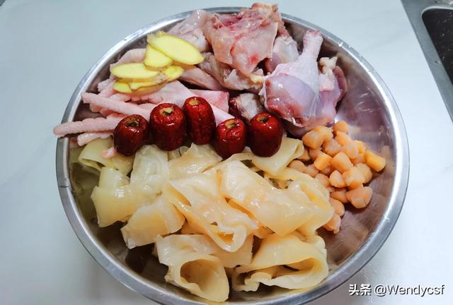 花胶煲鸡汤脚的功效 2026年花胶炖鸡脚汤