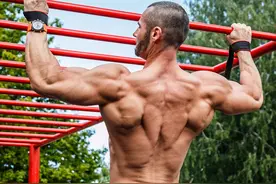 引体向上硬拉8个，已经属于高手级别，背部和手臂肌肉力量强大图片