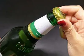 喝了20年啤酒才明白，用手就能拧开啤酒瓶盖，方法一看就能学会图片