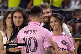 梅西夺冠后亲吻安东内拉，与儿子们拥抱，这就是他拒绝沙特的理由图片