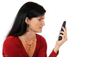 老公手机微信里，只有一个女人微信内容是空的，如何处理该事情图片