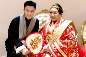 赌王的女儿何超盈：倒贴14亿下嫁东北小伙，结婚5年被丈夫宠成宝图片